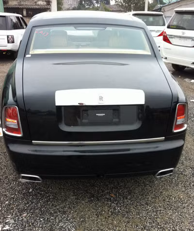 Động cơ 6,75 V12 với mô-men xoắn 720 Nm. Mẫu siêu sang có thể tăng tốc từ 0 lên 100 km/h sau 5,7 giây trước khi đạt tốc độ tối đa 240 km/h. Động cơ 6,75 V12 với mô-men xoắn 720 Nm. Mẫu siêu sang có thể tăng tốc từ 0 lên 100 km/h sau 5,7 giây trước khi đạt tốc độ tối đa 240 km/h.