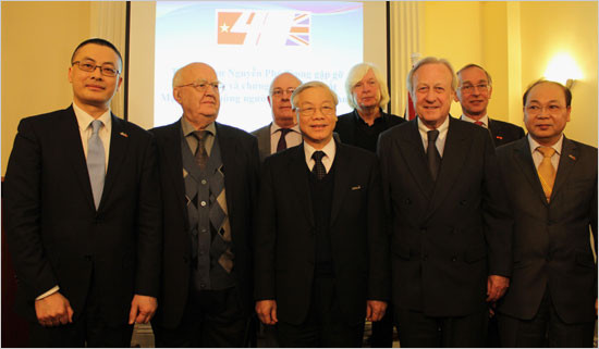 Tổng Bí thư chụp ảnh với Ban Lãnh đạo Mạng lưới những người bạn của Việt Nam Tổng Bí thư chụp ảnh với Ban Lãnh đạo Mạng lưới những người bạn của Việt Nam