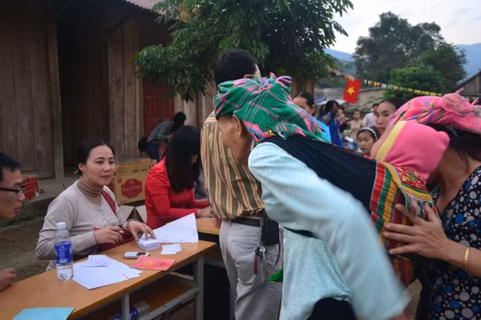 Người dân Tây Bắc vui mừng đến nhận những món quà tết!