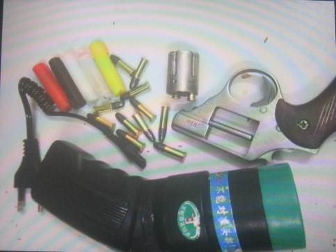 2 khẩu súng đều có thể gây nguy hiểm, độ sát thương cao 2 khẩu súng đều có thể gây nguy hiểm, độ sát thương cao