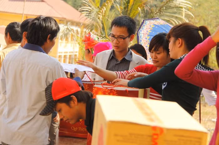 Người dân đến nhận quà tết.