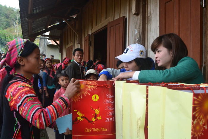Thành viên trong đoàn trao từng món quà cho người dân. Thành viên trong đoàn trao từng món quà cho người dân.