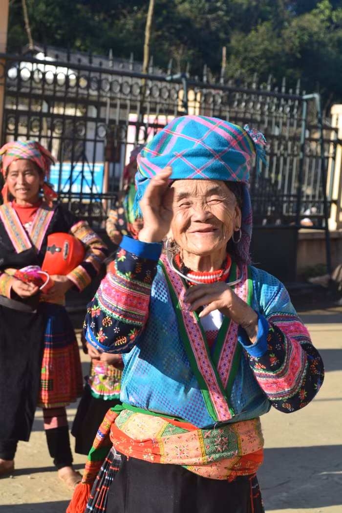 Còn đối với người dân Tả Ngảo (Si Hồ) cười rạng rỡ khi thấy đoàn từ thiện mang theo bánh kẹo.