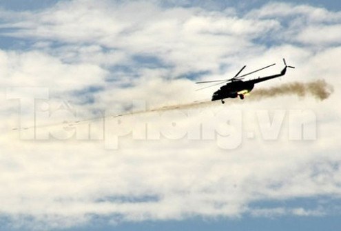 ... nhả đạn tiêu diệt mục tiêu dưới mặt đất.