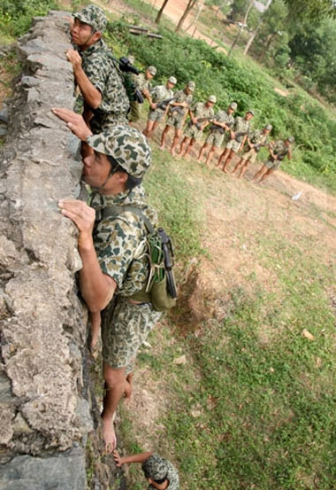 Chiến sĩ trinh sát Đoàn 113 (Binh chủng Đặc công) vượt qua hàng rào dây thép gai tiếp cận mục tiêu.