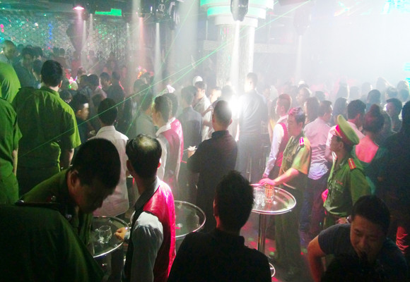 Hàng trăm dân chơi có mặt tại điểm ăn chơi lúc rạng sáng Hàng trăm dân chơi có mặt tại điểm ăn chơi lúc rạng sáng