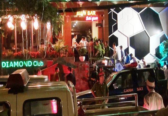 Cảnh sát bao vây Diamond Club lúc rạng sáng 20/1 Cảnh sát bao vây Diamond Club lúc rạng sáng 20/1