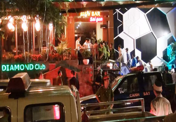 Cảnh sát bao vây Diamond Club lúc rạng sáng 20/1