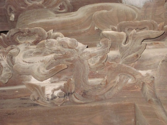 Những chi tiết chạm trổ trên mặt gỗ công phu. Những chi tiết chạm trổ trên mặt gỗ công phu.