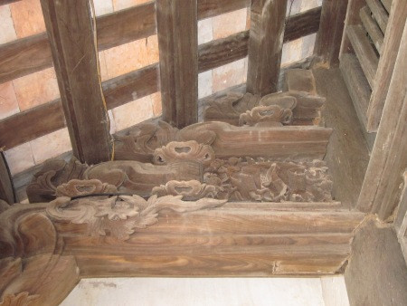 Những chi tiết chạm trổ trên mặt gỗ công phu. Những chi tiết chạm trổ trên mặt gỗ công phu.