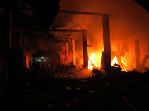 Vào khoảng 19 giờ ngày 25.11.2011, đám cháy bùng lên tại hai gian hàng của chợ Tân Sơn (thị trấn Tân Sơn, H.Ninh Sơn, Ninh Thuận). Ngọn lửa gặp gió lớn đã bốc cao cả chục mét trước sự bất lực của người dân địa phương. Đây là khu vực trung tâm của chợ với khoảng 40 gian hàng vải, giày dép, quần áo và các tiệm may. Do đám cháy bùng phát lúc trời vừa tối, những hộ kinh doanh đã về nhà nên không ứng cứu kịp thời, hai gian chợ đã bị thiêu rụi hoàn toàn. Vào khoảng 19 giờ ngày 25.11.2011, đám cháy bùng lên tại hai gian hàng của chợ Tân Sơn (thị trấn Tân Sơn, H.Ninh Sơn, Ninh Thuận). Ngọn lửa gặp gió lớn đã bốc cao cả chục mét trước sự bất lực của người dân địa phương. Đây là khu vực trung tâm của chợ với khoảng 40 gian hàng vải, giày dép, quần áo và các tiệm may. Do đám cháy bùng phát lúc trời vừa tối, những hộ kinh doanh đã về nhà nên không ứng cứu kịp thời, hai gian chợ đã bị thiêu rụi hoàn toàn.