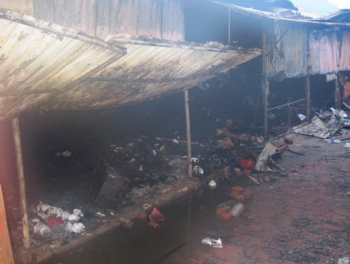 Lúc 1g ngày 19.9.2011, người dân khối 2, thị trấn Mường Xén, huyện biên giới Kỳ Sơn (Nghệ An) hoảng hốt khi thấy khu chợ tạm bùng cháy dữ dội. Do cửa các kiôt, quầy hàng đóng kín, địa phương lại không có xe cứu hỏa nên UBND huyện phải huy động lực lượng công an huyện, huyện đội và bộ đội biên phòng đến dập lửa. Mãi đến 2g cùng ngày, ngọn lửa mới được dập tắt. Có 20 kiôt, quầy hàng tạp hóa bị cháy trụi, ước tính thiệt hại khoảng 2 tỉ đồng. Lúc 1g ngày 19.9.2011, người dân khối 2, thị trấn Mường Xén, huyện biên giới Kỳ Sơn (Nghệ An) hoảng hốt khi thấy khu chợ tạm bùng cháy dữ dội. Do cửa các kiôt, quầy hàng đóng kín, địa phương lại không có xe cứu hỏa nên UBND huyện phải huy động lực lượng công an huyện, huyện đội và bộ đội biên phòng đến dập lửa. Mãi đến 2g cùng ngày, ngọn lửa mới được dập tắt. Có 20 kiôt, quầy hàng tạp hóa bị cháy trụi, ước tính thiệt hại khoảng 2 tỉ đồng.