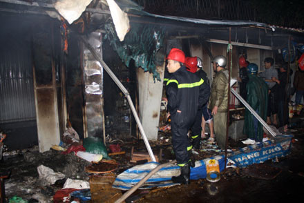 Vụ hỏa hoạn bùng phát vào khoảng 19h, ngày 21.1.2010, tại một gian hàng khô trong khu chợ tạm Hàng Da trên đường Phùng Hưng (Hà Nội). Lửa lan nhanh, thiêu rụi hơn chục quầy hàng bên cạnh. Vụ hỏa hoạn bùng phát vào khoảng 19h, ngày 21.1.2010, tại một gian hàng khô trong khu chợ tạm Hàng Da trên đường Phùng Hưng (Hà Nội). Lửa lan nhanh, thiêu rụi hơn chục quầy hàng bên cạnh.