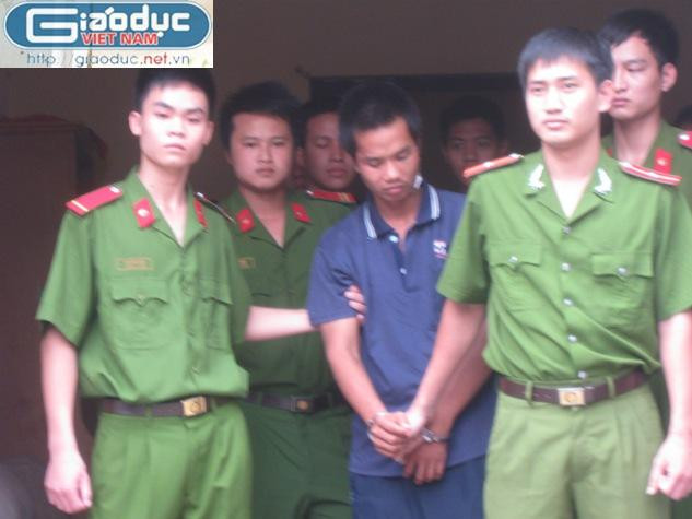 Rất nhiều chiến sỹ công an dẫn giải tên tội phạm nguy hiểm này. Rất nhiều chiến sỹ công an dẫn giải tên tội phạm nguy hiểm này.