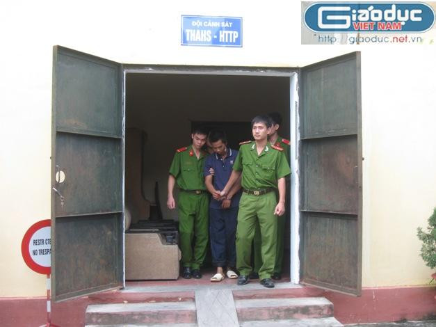 Các chiến sỹ công an đang dẫn giải tên Hoài (áo xanh tím ở giữa) ra ngoài. Các chiến sỹ công an đang dẫn giải tên Hoài (áo xanh tím ở giữa) ra ngoài.