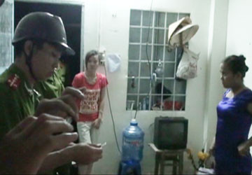 Công an phường Tân Phong kiểm tra hành chính nơi mẹ con Toan thuê trọ. Công an phường Tân Phong kiểm tra hành chính nơi mẹ con Toan thuê trọ.