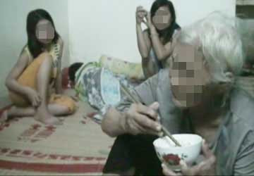 Bà Bấu đang ăn xin trên đường và khi về phòng trọ của Toan. (Ảnh chụp lại từ camera) Bà Bấu đang ăn xin trên đường và khi về phòng trọ của Toan. (Ảnh chụp lại từ camera)