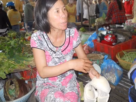 Chị Huỳnh Thị Oanh phát hiện chiếc ngực nhãn hiệu “Huang Jia Ma Lian” mà mình mua mặc có chứa 2 gói thuốc dung dịch có chứa 6 viên thuốc chưa rõ là gì. (Ảnh: Hồng Sơn)