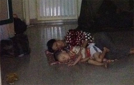 Nằm chờ khám ở Viện Nhi. Ảnh: Hải Bình Nằm chờ khám ở Viện Nhi. Ảnh: Hải Bình