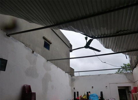 Nhiều ngôi nhà mái tôn bị tốc mái.