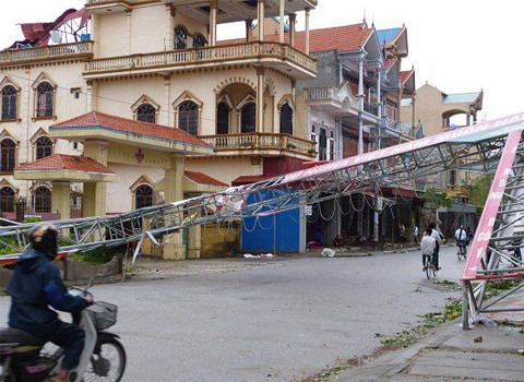 Cổng chào bị đổ nằm ngang đường.