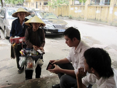 Người già và trẻ em phải lao động cật lực để nộp “tô” cho các đối tượng chăn dắt. Người già và trẻ em phải lao động cật lực để nộp “tô” cho các đối tượng chăn dắt.