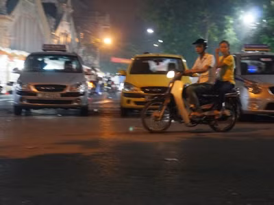 Đối tượng chăn dắt chở đứa trẻ bằng xe Dream.