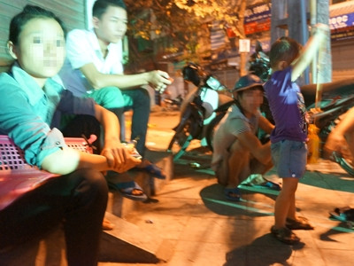 Nam thanh niên áo trắng thuộc đường dây cái bang. Nam thanh niên áo trắng thuộc đường dây cái bang.