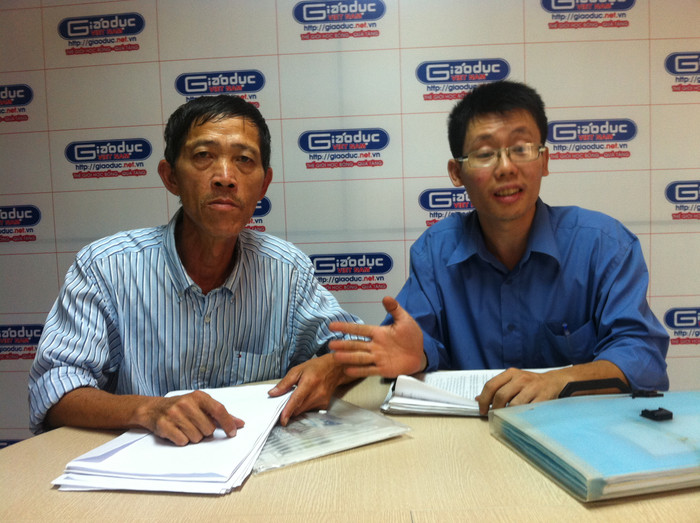 Ông Trần Hòa Bình, con trai của của ông Thông và ông Hoàng Lê Trường và nhiều người dân ở khu nhà D2 Giảng Võ không đồng tình với quyết định cưỡng chế di dời của UBND quận Ba Đình. Ông Trần Hòa Bình, con trai của của ông Thông và ông Hoàng Lê Trường và nhiều người dân ở khu nhà D2 Giảng Võ không đồng tình với quyết định cưỡng chế di dời của UBND quận Ba Đình.