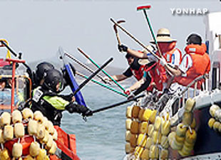 Ngư dân Trung Quốc liều lĩnh và manh động dùng hung khí chống trả Cảnh sát biển Hàn Quốc Ngư dân Trung Quốc liều lĩnh và manh động dùng hung khí chống trả Cảnh sát biển Hàn Quốc