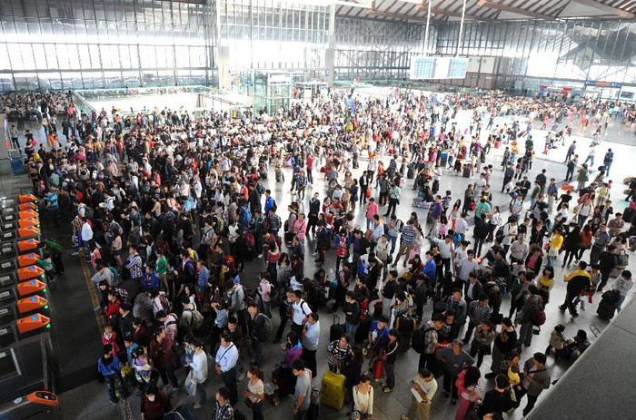 Hành khách tập trung đông nghịt chờ lên tàu ở ga xe lửa Tô Châu tỉnh Giang Tô Hành khách tập trung đông nghịt chờ lên tàu ở ga xe lửa Tô Châu tỉnh Giang Tô