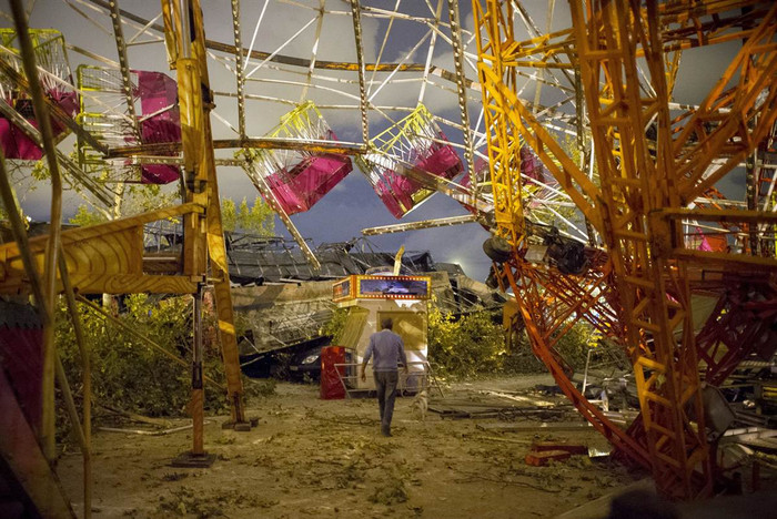 Vòng đu quay gãy đổ tại Gandia gần Valencia, Tây Ban Nha sau khi một cơn bão tràn qua ngày 29/9. Hơn 30 người đã bị thương trong cơn bão này. Vòng đu quay gãy đổ tại Gandia gần Valencia, Tây Ban Nha sau khi một cơn bão tràn qua ngày 29/9. Hơn 30 người đã bị thương trong cơn bão này.