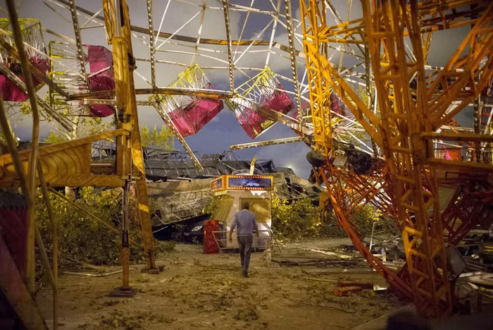 Vòng đu quay gãy đổ tại Gandia gần Valencia, Tây Ban Nha sau khi một cơn bão tràn qua ngày 29/9. Hơn 30 người đã bị thương trong cơn bão này. Vòng đu quay gãy đổ tại Gandia gần Valencia, Tây Ban Nha sau khi một cơn bão tràn qua ngày 29/9. Hơn 30 người đã bị thương trong cơn bão này.