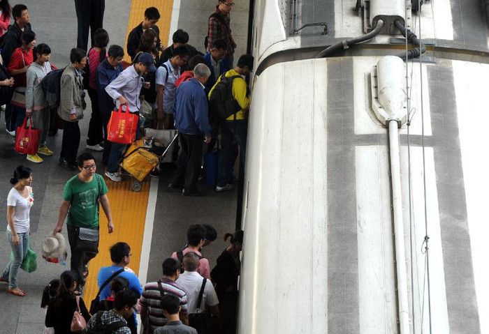 Ùn ùn kéo nhau lên tàu với hy vọng sớm trở về thành phố Ùn ùn kéo nhau lên tàu với hy vọng sớm trở về thành phố