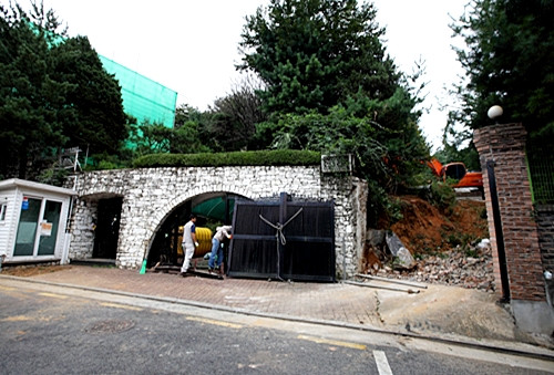 Khu đất "vàng" bị bỏ hoang mà Lee Si-hyung dự định mua và xây biệt thự cho cha mình sau khi nghỉ hưu Khu đất "vàng" bị bỏ hoang mà Lee Si-hyung dự định mua và xây biệt thự cho cha mình sau khi nghỉ hưu