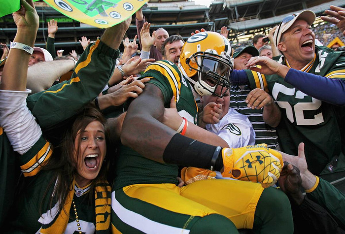 Cầu thủ James Jones của đội Green Bay Packers trong vòng tay người hâm mộ sau chiến thắng trước đội New Orleans Saints tại sân Lambeau ngày 30/9. Cầu thủ James Jones của đội Green Bay Packers trong vòng tay người hâm mộ sau chiến thắng trước đội New Orleans Saints tại sân Lambeau ngày 30/9.