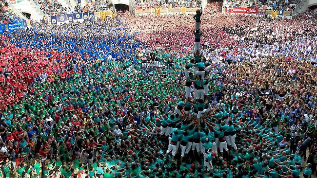 Cuộc thi là lễ hội truyền thống tại địa phương nhằm xây những tháp người cao nhất với cấu trúc phức tạp nhất. Truyền thống Catalan được cho là khởi nguồn của tục xây tháp người tại Tây Ban Nha.