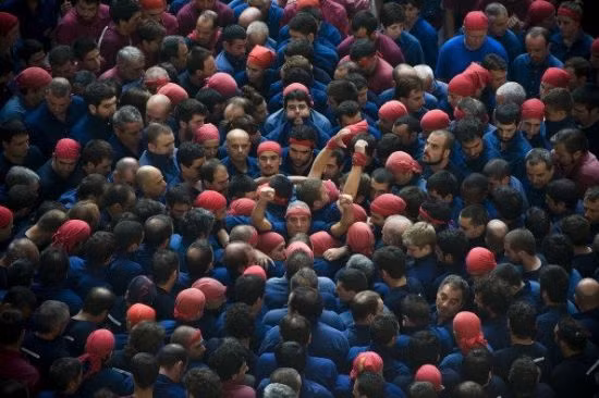 "Rừng người" đổ về lễ hội xây tháp