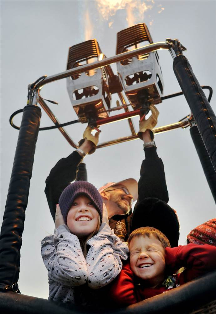 Sydney Christensen và em trai Braden bịt tai khi Luke Cesnik đốt lửa mồi cho chiếc khinh khí cầu tại Lễ hội Khinh khí cầu Quốc tế Albuquerque hôm 06/10.