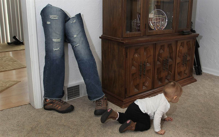 Bé Chloe Mills 1 tuổi đang bò bên cạnh đôi chân giả của bố em, thượng sĩ Travis Mills trong ngôi nhà ở Vassar, Michigan hôm 04/10. Đây là lần đầu tiên thượng sĩ Mills về thăm nhà sau khi mất cả 4 chi trong chiến đấu ở Afghanistan.