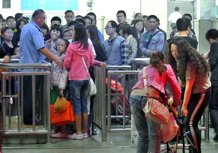 Chen chúc nhau qua cửa soát vé Chen chúc nhau qua cửa soát vé