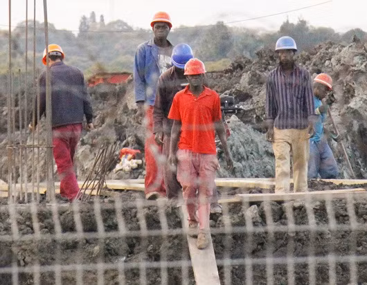 Công nhân Zimbabwe làm việc trên công trường