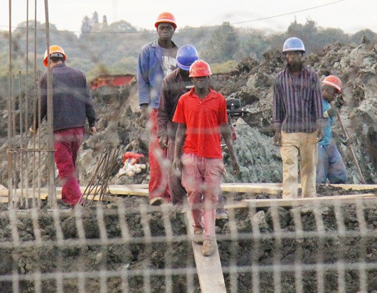 Công nhân Zimbabwe làm việc trên công trường Công nhân Zimbabwe làm việc trên công trường