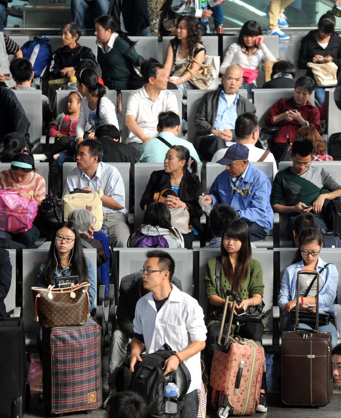 Kiên nhẫn đợi tàu ờ nhà chờ Kiên nhẫn đợi tàu ờ nhà chờ