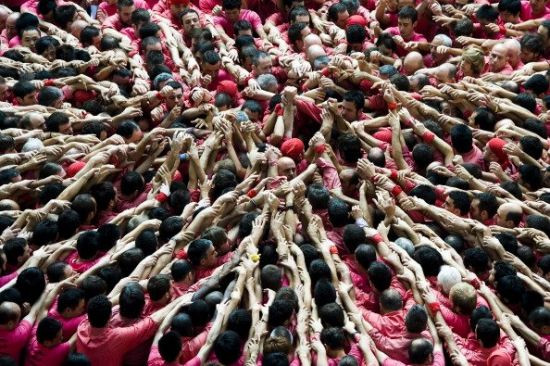 Tháp người thậm chí được xếp chồng lên tới 8 hoặc 9 tầng.