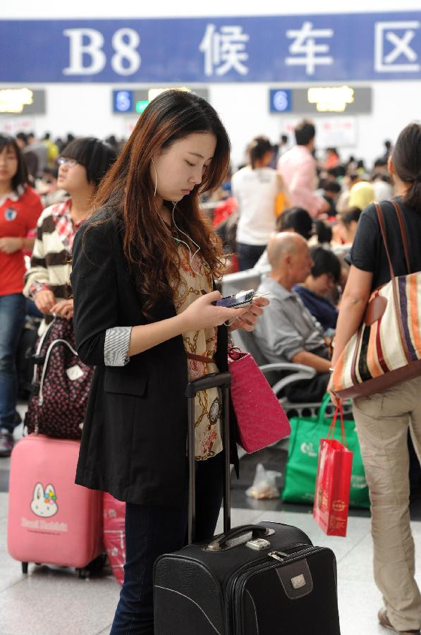 Một cô gái tranh thủ đứng nghe nhạc trong lúc chờ tàu Một cô gái tranh thủ đứng nghe nhạc trong lúc chờ tàu