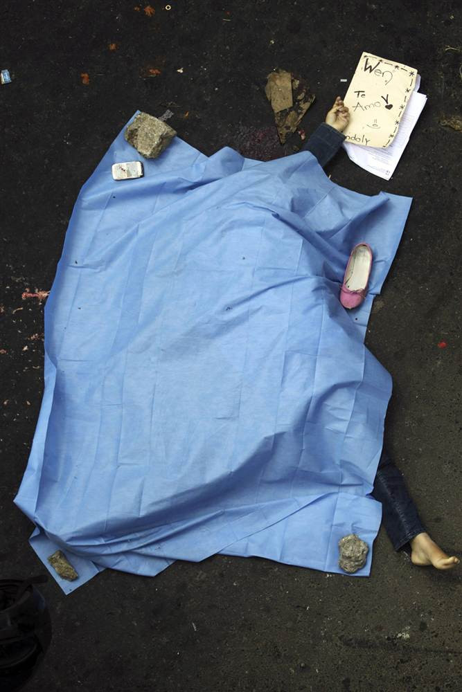 Thi thể một phụ nữ bên cạnh những di vật của cô tại hiện trường một vụ tai nạn xe bus ở đường cao tốc Ruta Interamericana ở Mixco, ngoại ô thành phố Guatemala hôm 03/10. Theo truyền thông địa phương, 3 phụ nữ đã thiệt mạng khi chiếc xe bus mất phanh và đâm vào một số xe khác. Tờ giấy phía trên bên phải người phụ nữ này viết: “Wen, em yêu anh.” Thi thể một phụ nữ bên cạnh những di vật của cô tại hiện trường một vụ tai nạn xe bus ở đường cao tốc Ruta Interamericana ở Mixco, ngoại ô thành phố Guatemala hôm 03/10. Theo truyền thông địa phương, 3 phụ nữ đã thiệt mạng khi chiếc xe bus mất phanh và đâm vào một số xe khác. Tờ giấy phía trên bên phải người phụ nữ này viết: “Wen, em yêu anh.”