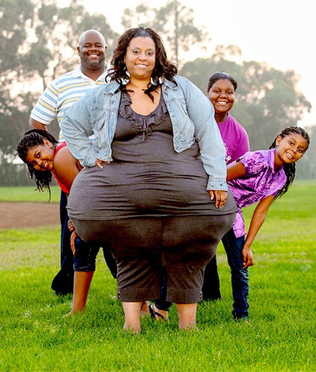 Mikel bên cạnh chồng và các con.