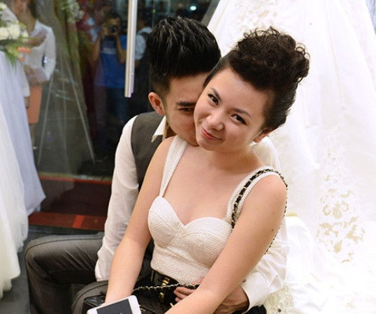 Quang Hà ra sức tình tứ cùng "bạn gái tin đồn" giữa chốn đông người để xoá tan nghi án đồng tính. Quang Hà ra sức tình tứ cùng "bạn gái tin đồn" giữa chốn đông người để xoá tan nghi án đồng tính.