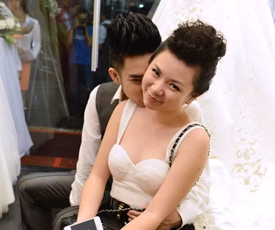 Quang Hà ra sức tình tứ cùng "bạn gái tin đồn" giữa chốn đông người để xoá tan nghi án đồng tính.